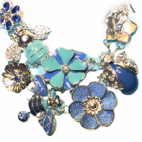 Jewelry - 📿 Silver-Toned Flower & Bumblebee Necklace